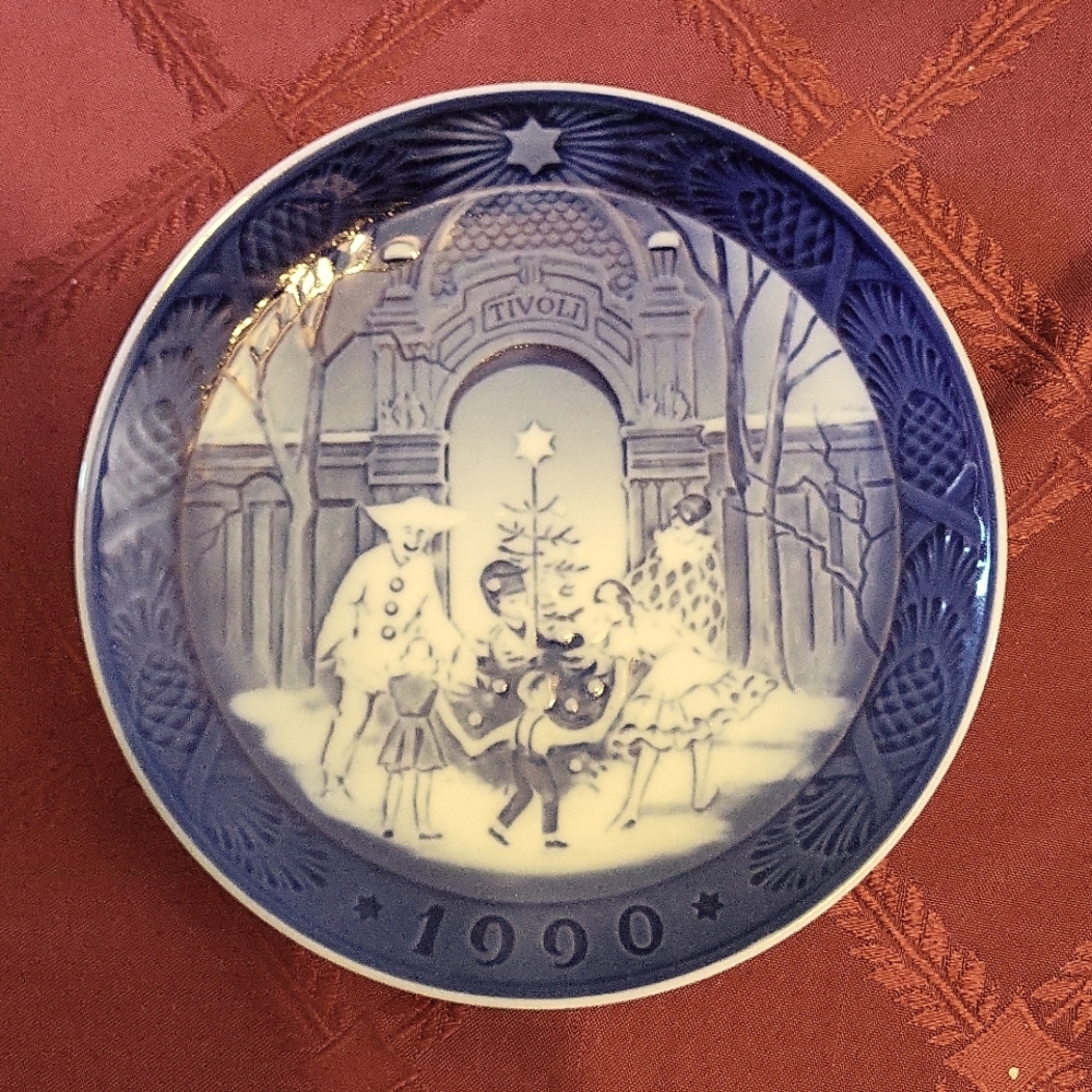 1990 Royal Copenhagen wall plate.